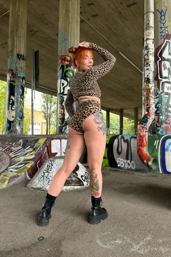 Mia - tanssinopettaja female dancehall.